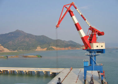 30 Ton Harbour Portal Crane / Mobile Slewing Portal Jib Crane Untuk Galangan Kapal